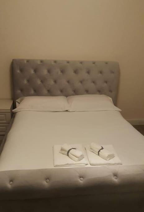 Primary Bedroom With King Size Bed In 3 *